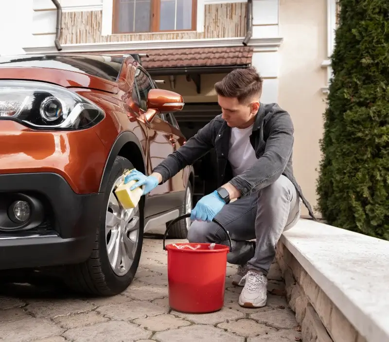 Lavage auto à domicile Vire-sur-Lot : professionnel intervenant sur un véhicule